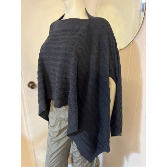 Lululemon Forward Flow Poncho in Heathered Black OS - Picture 6 of 8